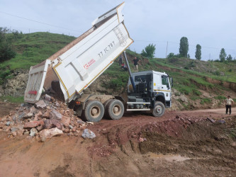 Leysan yağışları nəticəsində Quşçu kəndində  yararsız hala düşmüş kənddaxili yollar bərpa edilib.