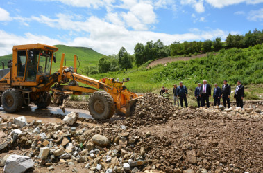 DAŞKƏSƏNİNİN İCRA BAŞÇISI ƏHƏD ABIYEV SON GÜNLƏR GÜCLÜ DOLU, LEYSAN YAĞIŞLARI, SEL VƏ DAŞQINLARIN RAYONA VURDUĞU ZİYANLARIN ARADAN QALDIRIMASI İLƏ BAĞLI OPERATİV MÜŞAVİRƏ KEÇİRİB, TƏBİİ FƏLAKƏTİN ZİYAN VURDUĞU YERLƏRDƏ SAKİNLƏRLƏ GÖRÜŞÜB