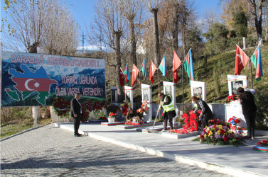 Daşkəsəndə 8 noyabr- Zəfər gününə hazırlıqla əlaqədar Ulu Öndərin abidəsinin ətrafında və  Şəhidlər Xiyabanında təmizlik işləri aparılmış, səliqə-səhman yaradılmışdır.