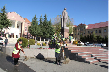 Daşkəsəndə 8 noyabr- Zəfər gününə hazırlıqla əlaqədar Ulu Öndərin abidəsinin ətrafında və  Şəhidlər Xiyabanında təmizlik işləri aparılmış, səliqə-səhman yaradılmışdır.