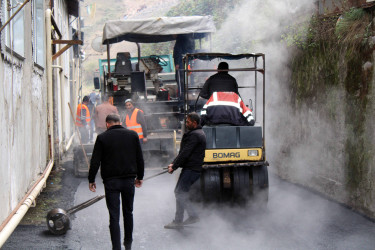 Daşkəsən şəhərində abadlıq işləri çərçivəsində küçə və bina ətrafı yollar asfaltlanır.