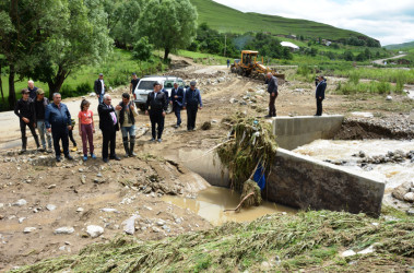 DAŞKƏSƏNİNİN İCRA BAŞÇISI ƏHƏD ABIYEV SON GÜNLƏR GÜCLÜ DOLU, LEYSAN YAĞIŞLARI, SEL VƏ DAŞQINLARIN RAYONA VURDUĞU ZİYANLARIN ARADAN QALDIRIMASI İLƏ BAĞLI OPERATİV MÜŞAVİRƏ KEÇİRİB, TƏBİİ FƏLAKƏTİN ZİYAN VURDUĞU YERLƏRDƏ SAKİNLƏRLƏ GÖRÜŞÜB