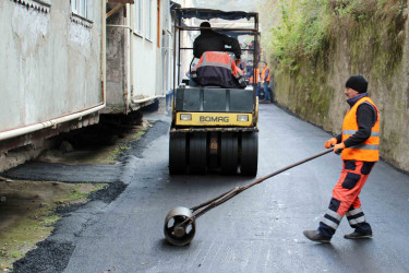 Daşkəsən şəhərində abadlıq işləri çərçivəsində küçə və bina ətrafı yollar asfaltlanır.