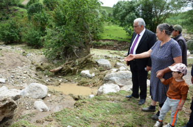 DAŞKƏSƏNİNİN İCRA BAŞÇISI ƏHƏD ABIYEV SON GÜNLƏR GÜCLÜ DOLU, LEYSAN YAĞIŞLARI, SEL VƏ DAŞQINLARIN RAYONA VURDUĞU ZİYANLARIN ARADAN QALDIRIMASI İLƏ BAĞLI OPERATİV MÜŞAVİRƏ KEÇİRİB, TƏBİİ FƏLAKƏTİN ZİYAN VURDUĞU YERLƏRDƏ SAKİNLƏRLƏ GÖRÜŞÜB