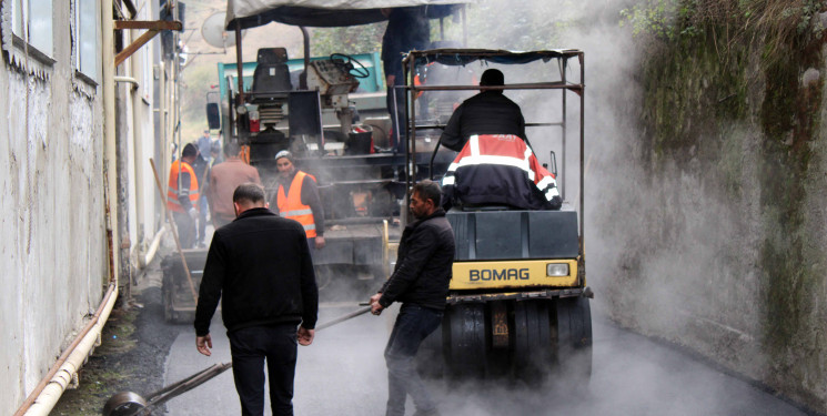 Daşkəsən şəhərində abadlıq işləri çərçivəsində küçə və bina ətrafı yollar asfaltlanır.