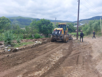 Leysan yağışları nəticəsində Quşçu kəndində  yararsız hala düşmüş kənddaxili yollar bərpa edilib.