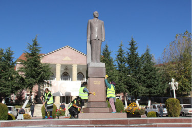 Daşkəsəndə 8 noyabr- Zəfər gününə hazırlıqla əlaqədar Ulu Öndərin abidəsinin ətrafında və  Şəhidlər Xiyabanında təmizlik işləri aparılmış, səliqə-səhman yaradılmışdır.