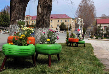 Daşkəsən şəhərində ekoloji təşəbbüs çərçivəsində dekorativ dibçəklər quraşdırılıb