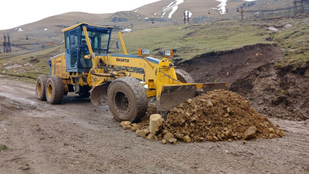 Daşkəsən rayonunda Daşkəsən-Alunitdağ avtomobil yolunda sel suları nəticəsində baş vermiş torpaq sürüşməsinin nəticələri aradan qaldırılır