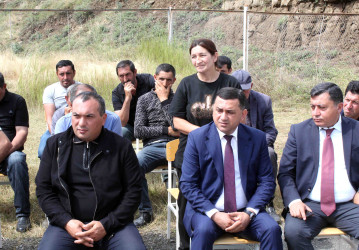 Daşkəsən Rayon İcra Hakimiyyətinin başçısı Orxan Abbasov 12.08.2026-cı il tarixdə Almalı kəndində vətəndaşların səyyar qəbulunu keçirib