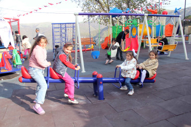 Daşkəsən şəhərində yaradılmış uşaq oyun sahəsində görülən işlərə baxış keçirilib