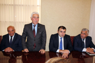 Daşkəsən Rayon İcra Hakimiyyətinin başçısı Orxan Abbasov dövlət qulluğunda uzunmüddətli səmərəli fəaliyyətlərinə görə RİHBA-nın Sənədlərlə və vətəndaş müraciətləri ilə iş sektorunun müdiri Əhmədov Sahib İbrahim oğlunu və Qaraqullar kənd inzibati ərazi dairəsi üzrə nümayəndə Bayramov Elbrus Yaqub oğlunu Fəxri Fərmanla təltif edib