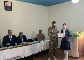 Daşkəsən rayonunun Qaraqullar kəndində məktəblilərlə Zəfər Gününə həsr olunan “Vətən müharibəsi Qəhrəmanları ilə bir gün” adlı növbəti görüş təşkil olunub