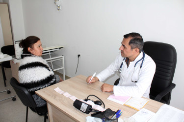 Daşkəsəndə “Həmkardan həmkara qayğı ilə!” layihəsinə əsasən əhalinin tibbi müayinəsi günlərinə başlanıb