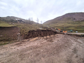 Daşkəsən rayonunda Daşkəsən-Alunitdağ avtomobil yolunda sel suları nəticəsində baş vermiş torpaq sürüşməsinin nəticələri aradan qaldırılır