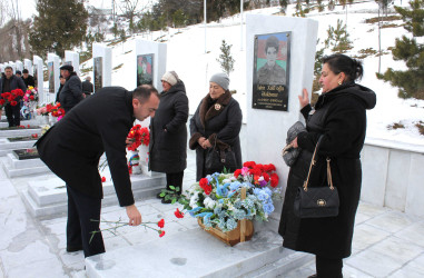 Daşkəsən rayon rəhbərliyi Novruz bayramı ərəfəsində Şəhidlər xiyabanını ziyarət edib