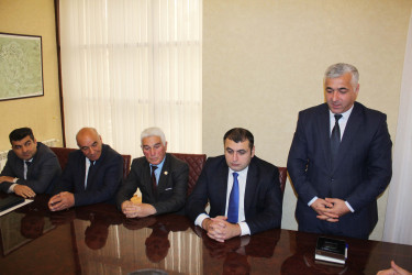 Daşkəsən Rayon İcra Hakimiyyətinin başçısı Orxan Abbasov dövlət qulluğunda uzunmüddətli səmərəli fəaliyyətlərinə görə RİHBA-nın Sənədlərlə və vətəndaş müraciətləri ilə iş sektorunun müdiri Əhmədov Sahib İbrahim oğlunu və Qaraqullar kənd inzibati ərazi dairəsi üzrə nümayəndə Bayramov Elbrus Yaqub oğlunu Fəxri Fərmanla təltif edib