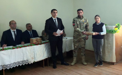 Daşkəsən rayonunun Qaraqullar kəndində məktəblilərlə Zəfər Gününə həsr olunan “Vətən müharibəsi Qəhrəmanları ilə bir gün” adlı növbəti görüş təşkil olunub