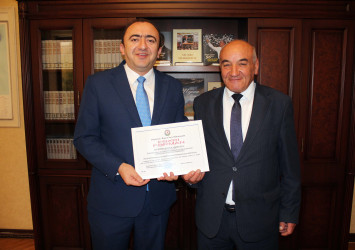 Daşkəsən Rayon İcra Hakimiyyətinin başçısı Orxan Abbasov dövlət qulluğunda uzunmüddətli səmərəli fəaliyyətlərinə görə RİHBA-nın Sənədlərlə və vətəndaş müraciətləri ilə iş sektorunun müdiri Əhmədov Sahib İbrahim oğlunu və Qaraqullar kənd inzibati ərazi dairəsi üzrə nümayəndə Bayramov Elbrus Yaqub oğlunu Fəxri Fərmanla təltif edib