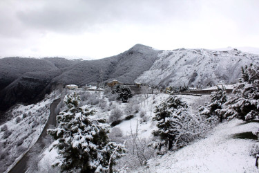 Daşkəsənə yaz fəslində qar yağıb