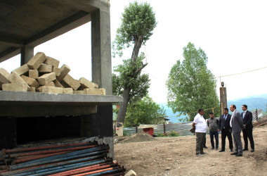 Daşkəsən Rayon İcra Hakimiyyətinin başçısı Orxan Abbasov şəhər ərazisində qəzalı vəziyyətdə olan binanın sakinləri üçün yeni inşa edilən yaşayış binasında aparılan tikinti işləri ilə tanış olub