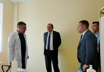 Daşkəsən Rayon İcra Hakimiyyətinin başçısı Orxan Abbasov “AzerGold” QSC-nin təşkil etdiyi növbəti səyyar tibbi müayinə aksiyası ilə yerində tanış olub