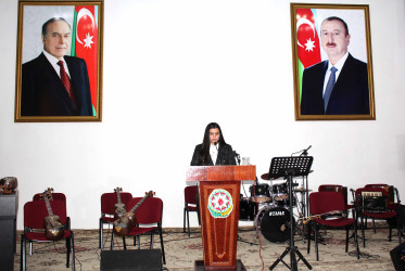 Daşkəsəndə Ümummilli Lider Heydər Əliyevin anadan olmasının 103-cü ildönümü münasibətilə ümumrayon toplantısı keçirilib, Ulu Öndərin sevimli mahnı və musiqilərindən ibarət konsert proqramı təşkil olunub