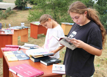 Daşkəsənin Xoşbulaq kəndində “Konstitusiya və Suverenlik İli”nə həsr olunmuş kitab sərgisi təşkil edilib