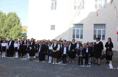 Daşkəsən Rayon İcra Hakimiyyətinin başçısı Orxan Abbasov müəllim və şagirdləri 15 sentyabr – Bilik Günü münasibətilə təbrik edib