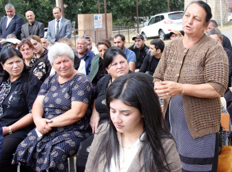 Daşkəsən Rayon İcra Hakimiyyətinin başçısı Orxan Abbasov 10.09.2025-ci il tarixdə Xoşbulaq kəndində vətəndaşların növbəti səyyar qəbulunu keçirib