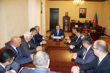 Daşkəsən Rayon İcra Hakimiyyətinin başçısı Orxan Abbasov dövlət qulluğunda uzunmüddətli səmərəli fəaliyyətlərinə görə RİHBA-nın Sənədlərlə və vətəndaş müraciətləri ilə iş sektorunun müdiri Əhmədov Sahib İbrahim oğlunu və Qaraqullar kənd inzibati ərazi dairəsi üzrə nümayəndə Bayramov Elbrus Yaqub oğlunu Fəxri Fərmanla təltif edib