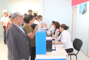 Daşkəsən Rayon İcra Hakimiyyətinin başçısı Orxan Abbasov “Ucqar Ərazilərdə Tibbi Xidmətlər” layihəsinə əsasən Daşkəsəndə keçirilən əhalinin tibbi müayinəsinin gedişatı ilə tanış olub