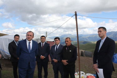 Daşkəsən Rayon İcra Hakimiyyətində “Azərbaycan Respublikasında kənd təsərrüfatı, balıqçılıq və akvakultura məhsullarının istehsalı və emalı sahələrinin inkişafına dair 2026–2030-cu illər üçün Dövlət Proqramı”nın icrasının təmin edilməsi məqsədilə yaradılmış rayon Qərargahının növbəti iclası olub və təsərrüfatlara yerində baxış keçirilib