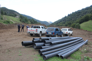 Daşkəsən Rayon İcra Hakimiyyətində “Azərbaycan Respublikasında kənd təsərrüfatı, balıqçılıq və akvakultura məhsullarının istehsalı və emalı sahələrinin inkişafına dair 2026–2030-cu illər üçün Dövlət Proqramı”nın icrasının təmin edilməsi məqsədilə yaradılmış rayon Qərargahının növbəti iclası olub və təsərrüfatlara yerində baxış keçirilib