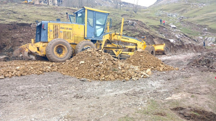 Daşkəsən rayonunda Daşkəsən-Alunitdağ avtomobil yolunda sel suları nəticəsində baş vermiş torpaq sürüşməsinin nəticələri aradan qaldırılır
