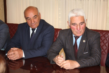 Daşkəsən Rayon İcra Hakimiyyətinin başçısı Orxan Abbasov dövlət qulluğunda uzunmüddətli səmərəli fəaliyyətlərinə görə RİHBA-nın Sənədlərlə və vətəndaş müraciətləri ilə iş sektorunun müdiri Əhmədov Sahib İbrahim oğlunu və Qaraqullar kənd inzibati ərazi dairəsi üzrə nümayəndə Bayramov Elbrus Yaqub oğlunu Fəxri Fərmanla təltif edib