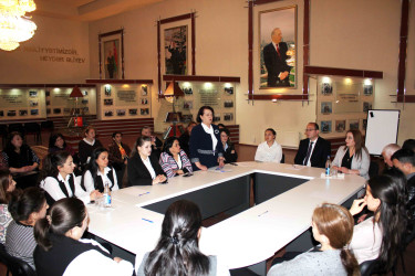 Daşkəsəndə “Dövlət idarəçiliyində və mediada Azərbaycan ədəbi dilinin düzgün tətbiq olunması” mövzusunda dəyirmi masa təşkil edilib