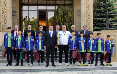 Daşkəsən Rayon İcra Hakimiyyətinin başçısı Orxan Abbasov Azərbaycan çempionu olmuş 14 yaşadək voleybolçu oğlanların “Daşkəsən” komandasını qəbul edib