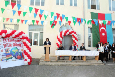 Daşkəsən Rayon İcra Hakimiyyətinin başçısı Orxan Abbasov müəllim və şagirdləri 15 sentyabr – Bilik Günü münasibətilə təbrik edib