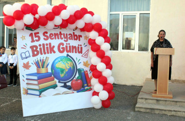 Daşkəsən Rayon İcra Hakimiyyətinin başçısı Orxan Abbasov müəllim və şagirdləri 15 sentyabr – Bilik Günü münasibətilə təbrik edib