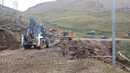 Daşkəsən rayonunda Daşkəsən-Alunitdağ avtomobil yolunda sel suları nəticəsində baş vermiş torpaq sürüşməsinin nəticələri aradan qaldırılır