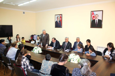 Daşkəsən Rayon İcra Hakimiyyətinin başçısı Orxan Abbasov 2026-2027-ci tədris ilinin başlanması münasibətilə məktəbyaşlı şəhid övladları ilə görüşüb