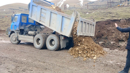 Daşkəsən rayonunda Daşkəsən-Alunitdağ avtomobil yolunda sel suları nəticəsində baş vermiş torpaq sürüşməsinin nəticələri aradan qaldırılır