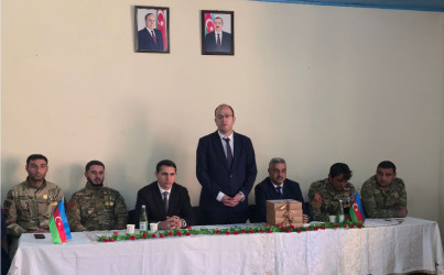 Daşkəsən rayonunun Qaraqullar kəndində məktəblilərlə Zəfər Gününə həsr olunan “Vətən müharibəsi Qəhrəmanları ilə bir gün” adlı növbəti görüş təşkil olunub