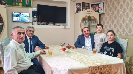 Daşkəsən Rayon İcra Hakimiyyətinin başçısı Orxan Abbasov yeni tədris ilinin başlaması münasibəti ilə məktəbli şəhid övladlarını evlərində ziyarət edib