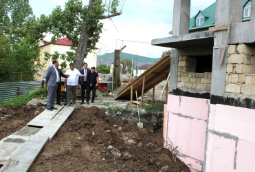 Daşkəsən Rayon İcra Hakimiyyətinin başçısı Orxan Abbasov şəhər ərazisində qəzalı vəziyyətdə olan binanın sakinləri üçün yeni inşa edilən yaşayış binasında aparılan tikinti işləri ilə tanış olub