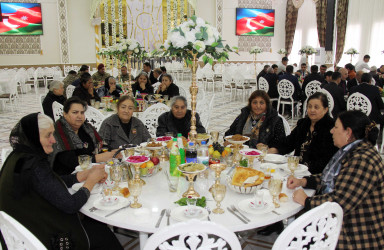 Daşkəsəndə Ümummilli Lider Heydər Əliyevin anım günü ilə bağlı ehsan süfrəsi açılıb