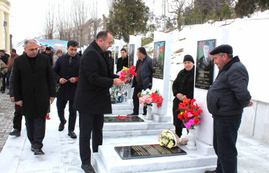 Daşkəsən rayon rəhbərliyi Novruz bayramı ərəfəsində Şəhidlər xiyabanını ziyarət edib