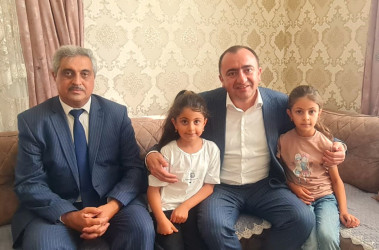 Daşkəsən Rayon İcra Hakimiyyətinin başçısı Orxan Abbasov yeni tədris ilinin başlaması münasibəti ilə məktəbli şəhid övladlarını evlərində ziyarət edib