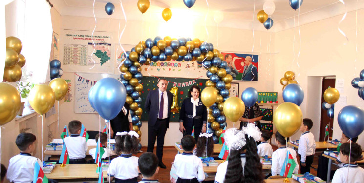 Daşkəsən Rayon İcra Hakimiyyətinin başçısı Orxan Abbasov müəllim və şagirdləri 15 sentyabr – Bilik Günü münasibətilə təbrik edib